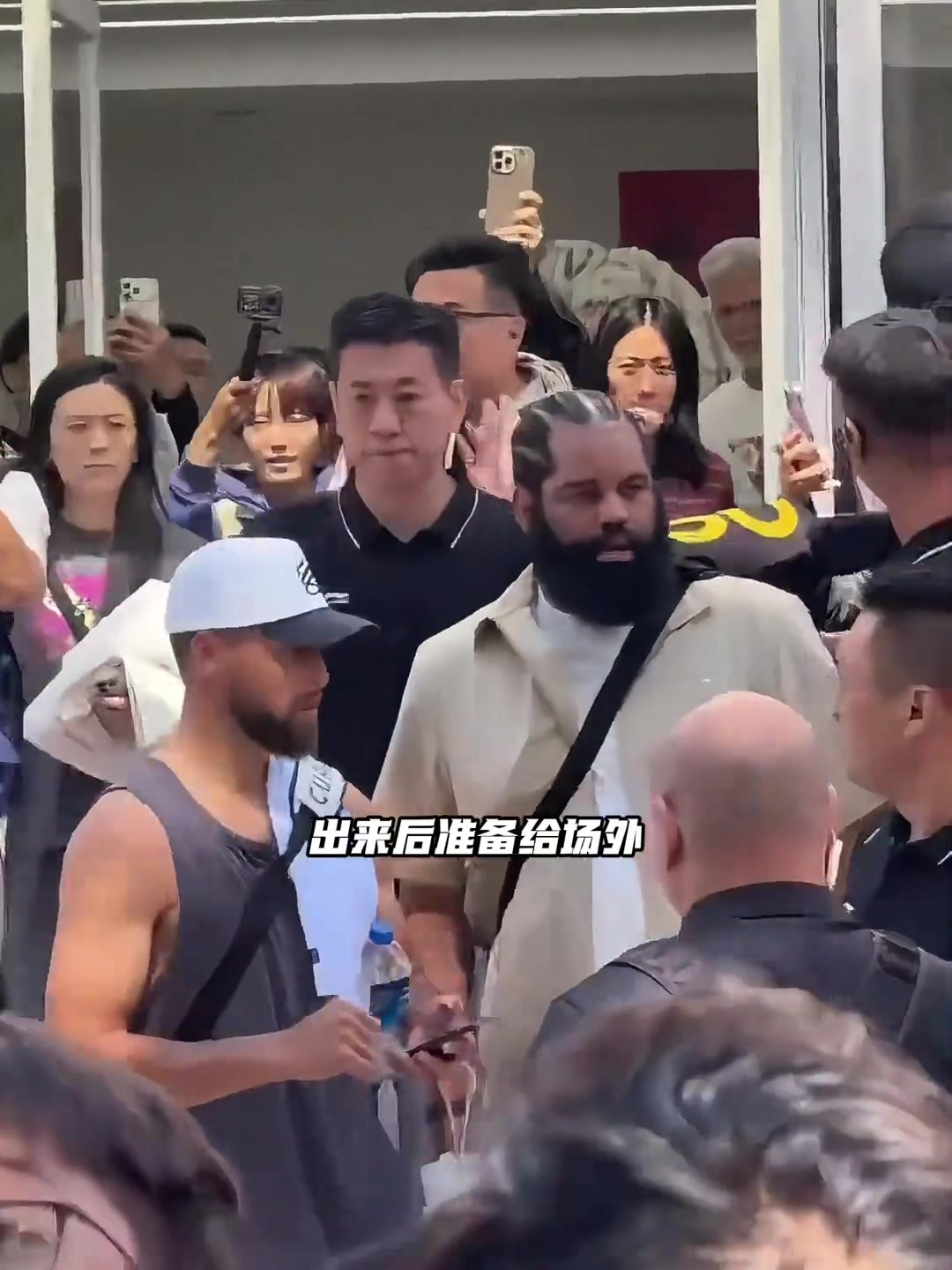 库里还是非常关心球迷的安全，维持好秩序再签名！！