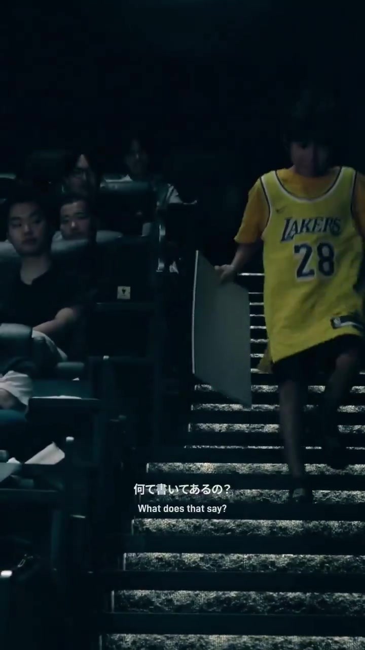 笑死！八村塁現場讓小球迷脫掉湖人球衣😂強行換上快船戰袍~